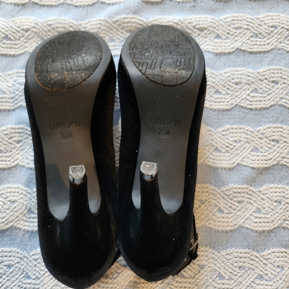 Black Velvet Ankle Strappy Platform Heels 7.5M Unisa EUC - Picture 5 of 6